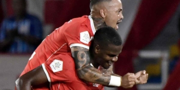 Larry Angulo en su salsa primer gol de media distancia con América1