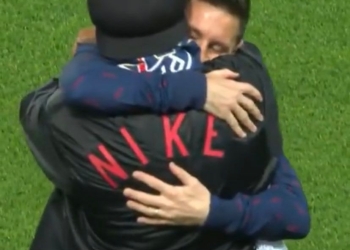 Reencuentro de cracks: Messi corrió a abrazar a Ronaldinho, invitado a partido del PSG
