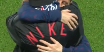 Reencuentro de cracks: Messi corrió a abrazar a Ronaldinho, invitado a partido del PSG