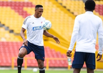 ¿Qué equipo paró Reinaldo Rueda en el último entrenamiento antes de viajar a Uruguay?
