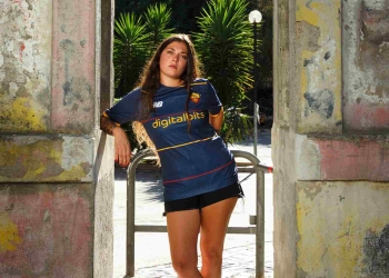 New Balance lanza la cuarta camiseta del AS Roma 21/22