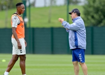 Rafa Benítez dijo NO y Reinaldo Rueda se preocupó por Yerry Mina