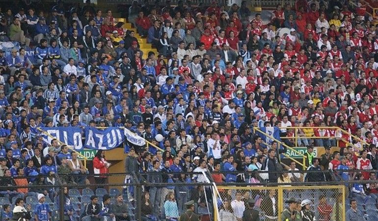 Hinchas de Santa Fe y Millonarios se enfrentaron antes del clásico en Bogotá