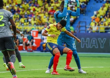 Alexander Domínguez, la figura de Ecuador y su atajada “porque calza 45”