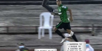 Invasión en el Plazas Alcid. Sacaron corriendo al banco técnico de Nacional