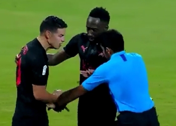 El manotazo de James Rodríguez al árbitro