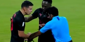 El manotazo de James Rodríguez al árbitro