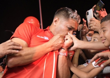 Teo Gutiérrez y sus besos al escudo de Junior en la Ventana de Campeones