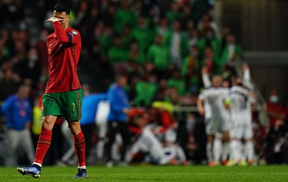 Portugal perdió, tendrá que jugar repechaje y Cristiano entró en furia con su DT