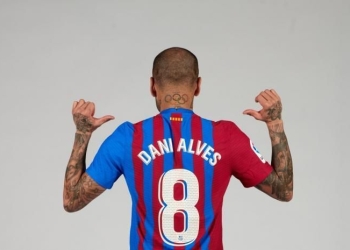 Dani Alves y un honor para el gran Iniesta: lucirá el 8 en su dorsal