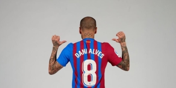 Dani Alves y un honor para el gran Iniesta: lucirá el 8 en su dorsal