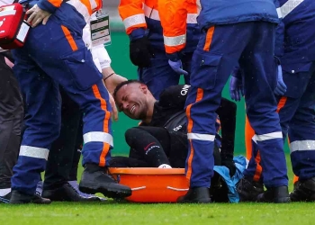 ¡Preocupante! Así salió Neymar del estadio tras dura lesión