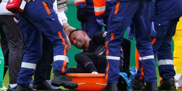 ¡Preocupante! Así salió Neymar del estadio tras dura lesión