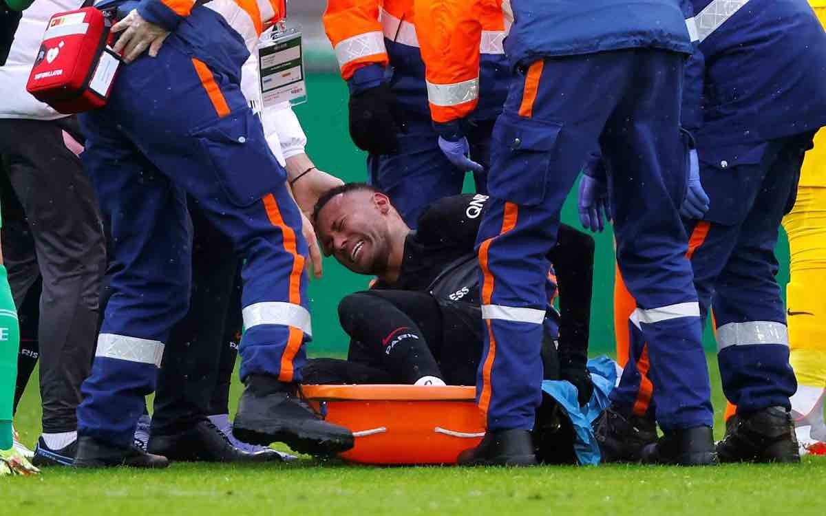 ¡Preocupante! Así salió Neymar del estadio tras dura lesión