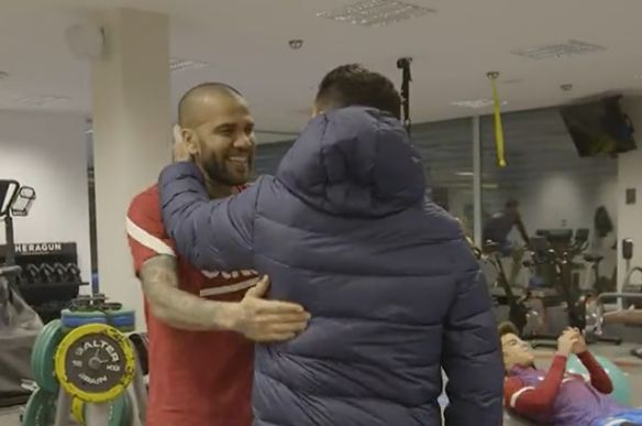 El emocionante reencuentro entre Xavi y Dany Alves que emociona al mundo del Barça