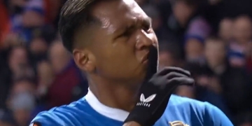 Doblete y festejo pidiendo silencio de Alfredo Morelos en la Europa League
