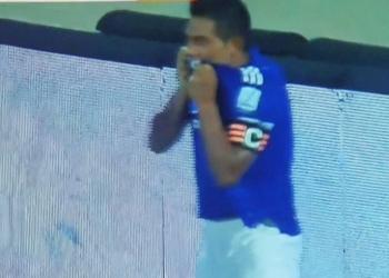 Mackálister Silva: gol al América y beso al escudo de Millonarios