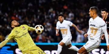 La impresionante atajada de Camilo Vargas que tiene cerca de la final a Atlas