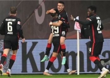 Santos Borré fue figura y dio asistencia en la goleada de Frankfurt sobre Leverkusen