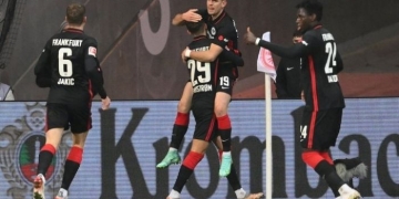 Santos Borré fue figura y dio asistencia en la goleada de Frankfurt sobre Leverkusen