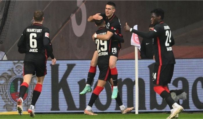 Santos Borré fue figura y dio asistencia en la goleada de Frankfurt sobre Leverkusen