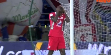 Adrián Ramos: gesto técnico impecable y un fallo increíble