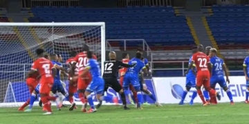 ¿No hubo falta de Diego Novoa en el gol agónico de América?