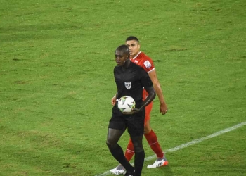 El árbitro Jhon Hinestroza paró el partido y se vuelve a aplazar