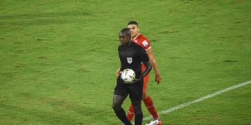 El árbitro Jhon Hinestroza paró el partido y se vuelve a aplazar