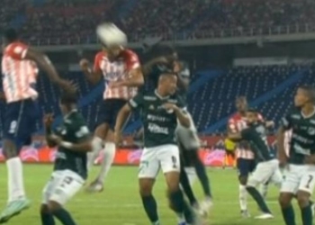 ¿Qué vio el VAR y fue sancionado por Wilmar Roldán en el Junior vs Deportivo Cali?