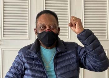 Pelé vuelve al hospital por tratamiento de quimioterapia