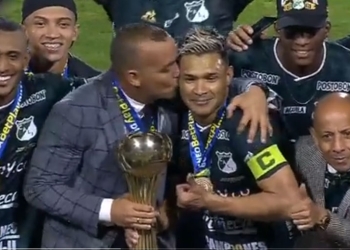 ¡El beso de Dudamel a Teo Gutiérrez en el festejo de Deportivo Cali!