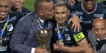 ¡El beso de Dudamel a Teo Gutiérrez en el festejo de Deportivo Cali!