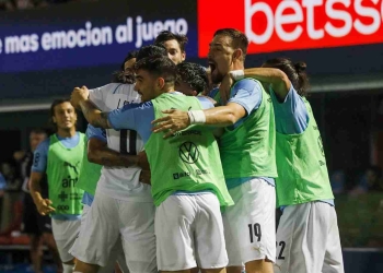 Uruguay ganó y pasó a Colombia en la tabla