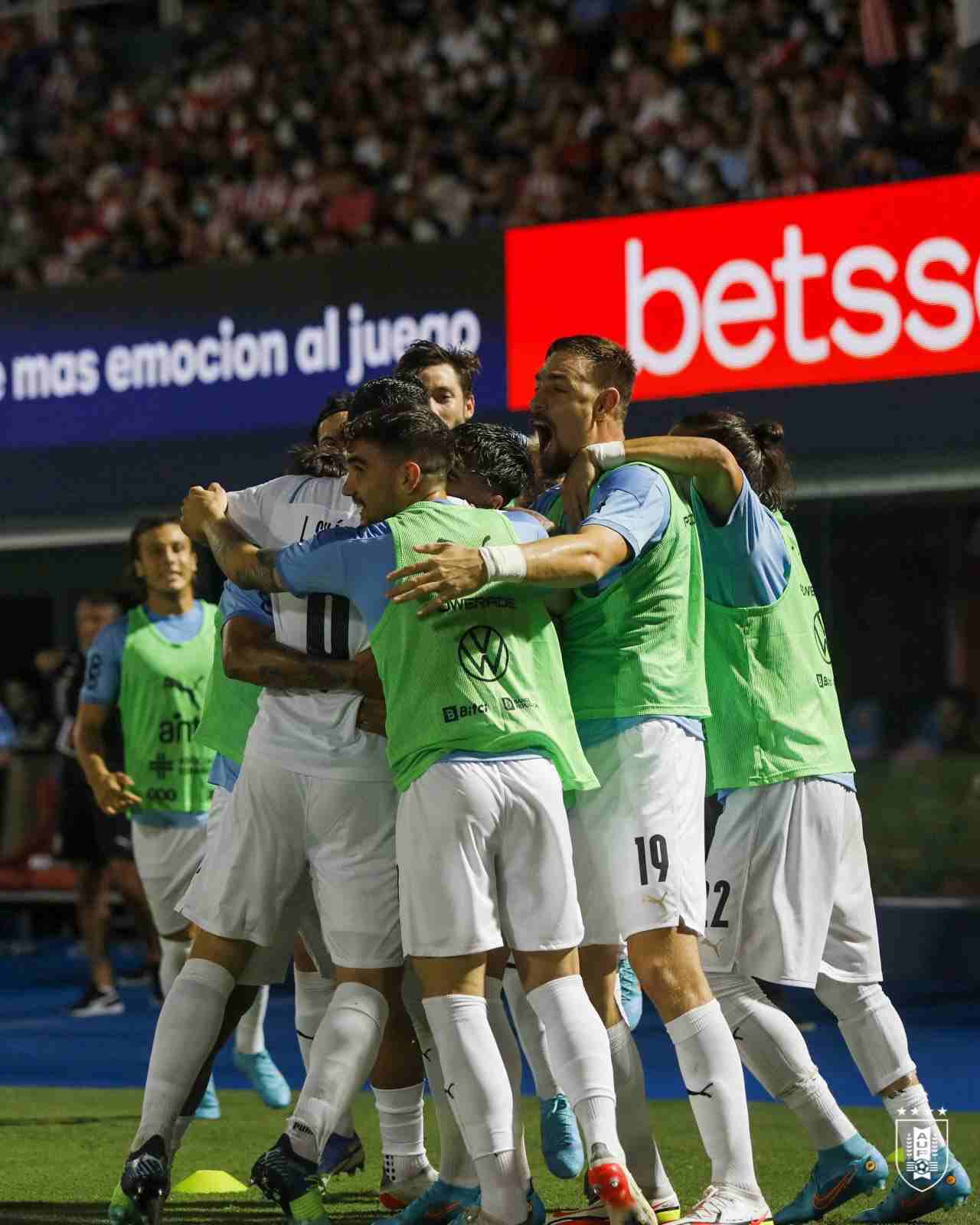 Uruguay ganó y pasó a Colombia en la tabla