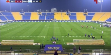 Susto en el partido de James. Un rival se desplomó en el campo