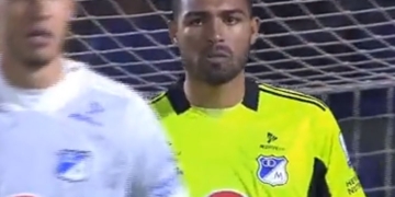 Lo primero de Álvaro Montero en Millonarios: cometió penalti a los 50 segundos, ¡y lo atajó!