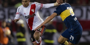 ¡Y ahora serían compañeros en el Cali! La patada de Teo a Burdisso en un superclásico