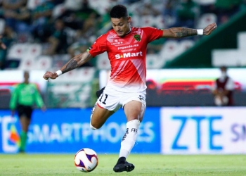 Ayron del Valle volverá a jugar en Colombia