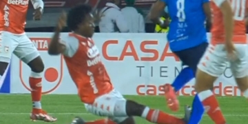 ¡Dura entrada de Carlos Sánchez!, salió expulsado gracias al VAR