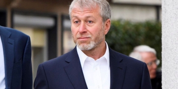 Diputado inglés pide que Roman Abramovich abandone el Chelsea