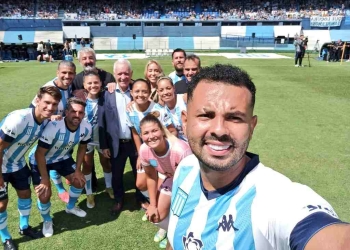 Edwin Cardona: aplausos y selfie en la presentación de Racing
