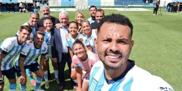 Edwin Cardona: aplausos y selfie en la presentación de Racing
