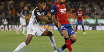 ¡El horror de la defensa de Junior ante DIM!