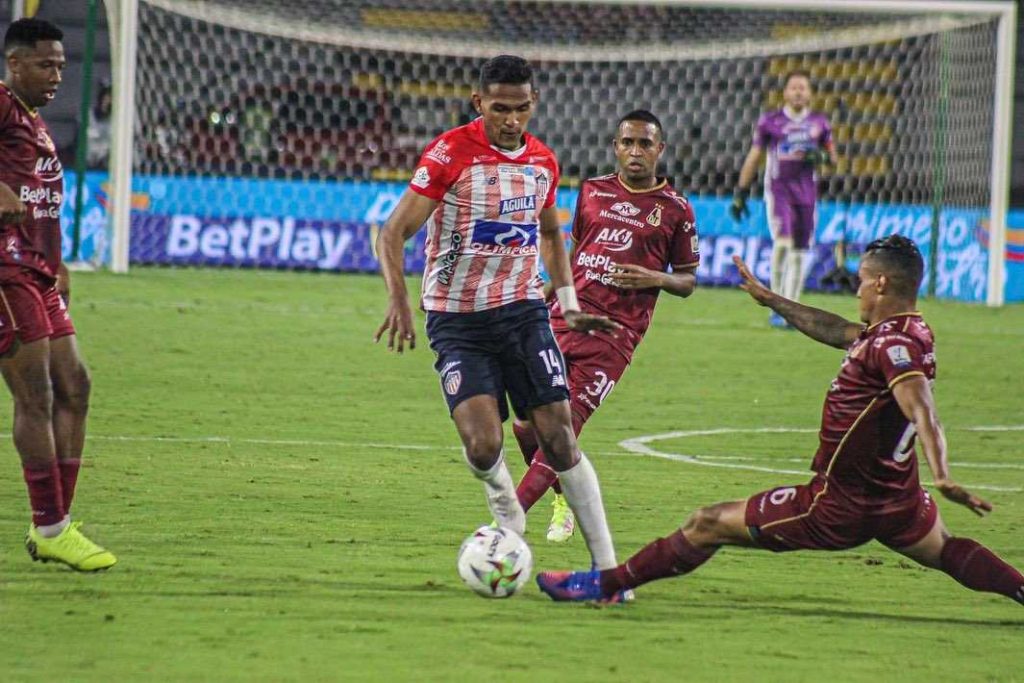 Homer Martínez, ¿volante en vez de defensor en Junior?