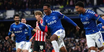 En Inglaterra piden defensores ante tantas lesiones de Yerry Mina
