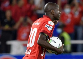 Adrián Ramos: 19 años seguidos marcando a nivel de clubes