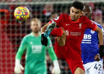 Kasper Schmeichel apareció y ahogó dos gritos de gol para Luis Díaz