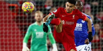 Kasper Schmeichel apareció y ahogó dos gritos de gol para Luis Díaz