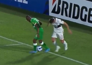 ¡Uy, Candelo! Así lo gambetearon en el área